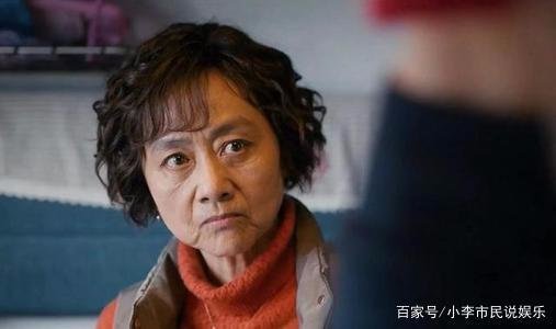 《囧妈》中被记住肚脐眼的女演员是谁？