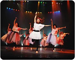 美国名校毕业女子不当白领当群演，她这样有前途吗？