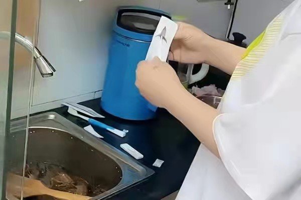 上海一女子给龙虾做抗原检测引热议，网友们讨论的焦点是什么？