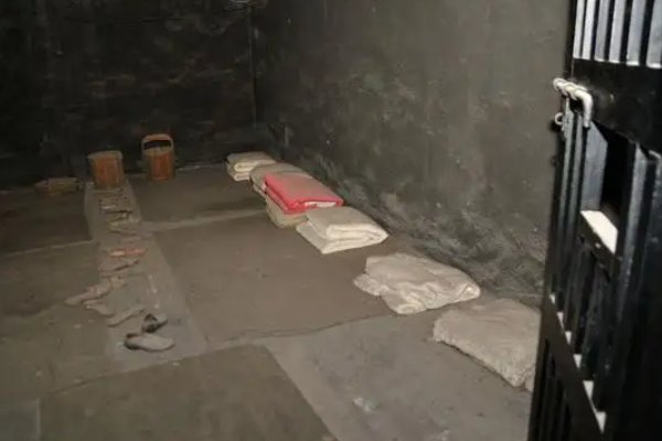 工人滞留上海毛坯房，夫妻俩1根萝卜吃2顿，被滞留的外来打工者有多少？