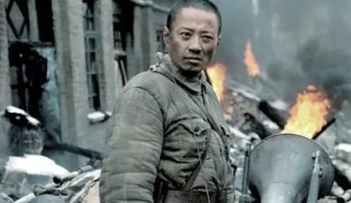 《集结号》站在47位战士的墓碑前谷子地将什么留在了墓碑下？