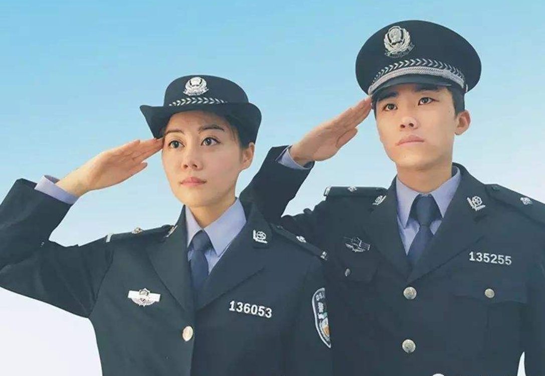 一男子电梯里让路反被群殴骨折，事情的来龙去脉是怎样的？