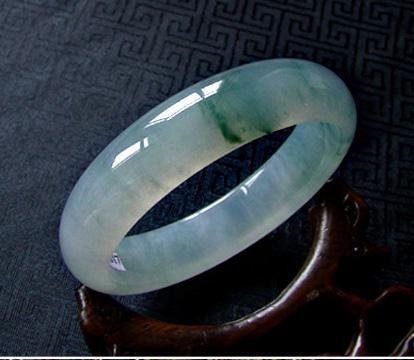 翡翠中的翡是什么颜色？