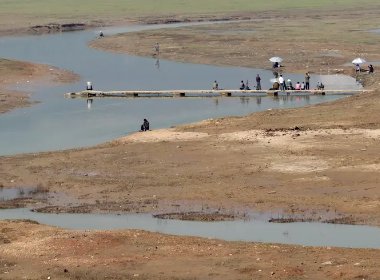 鄱阳湖水位下降鱼搁浅：村民捡鱼打包成箱运走，此举有何安全隐患？