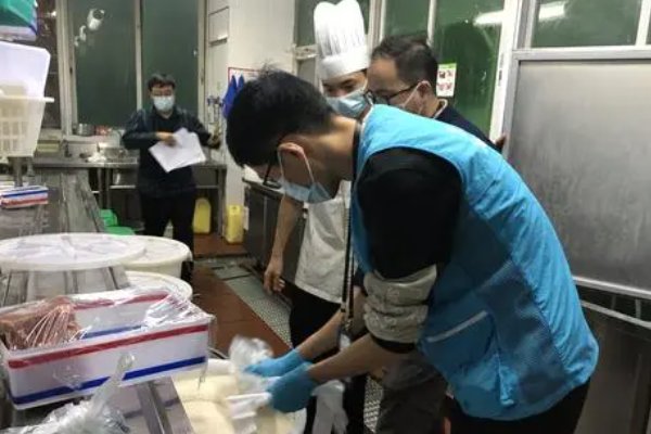 学生腹泻涉事供餐企业注册地为酒店，为何酒店可以送餐？