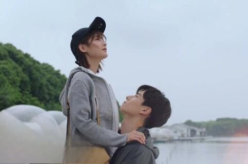 艾情和吴白差多少岁 我的时代你的时代女大三抱金砖