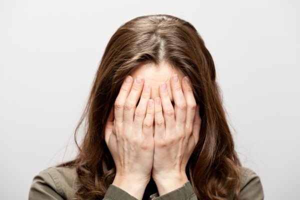 女朋友可不会无缘无故地哭泣，当女友背着你独自流泪时该怎么做？