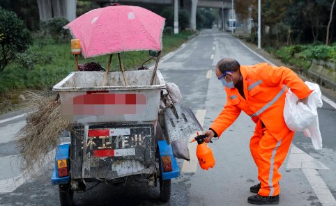上海一防疫救援人员执行任务时身故，一线防疫工作者的工作强度有多大？