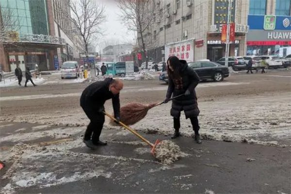 大庆一男子在小区扫雪身亡，致其死亡的原因是什么？