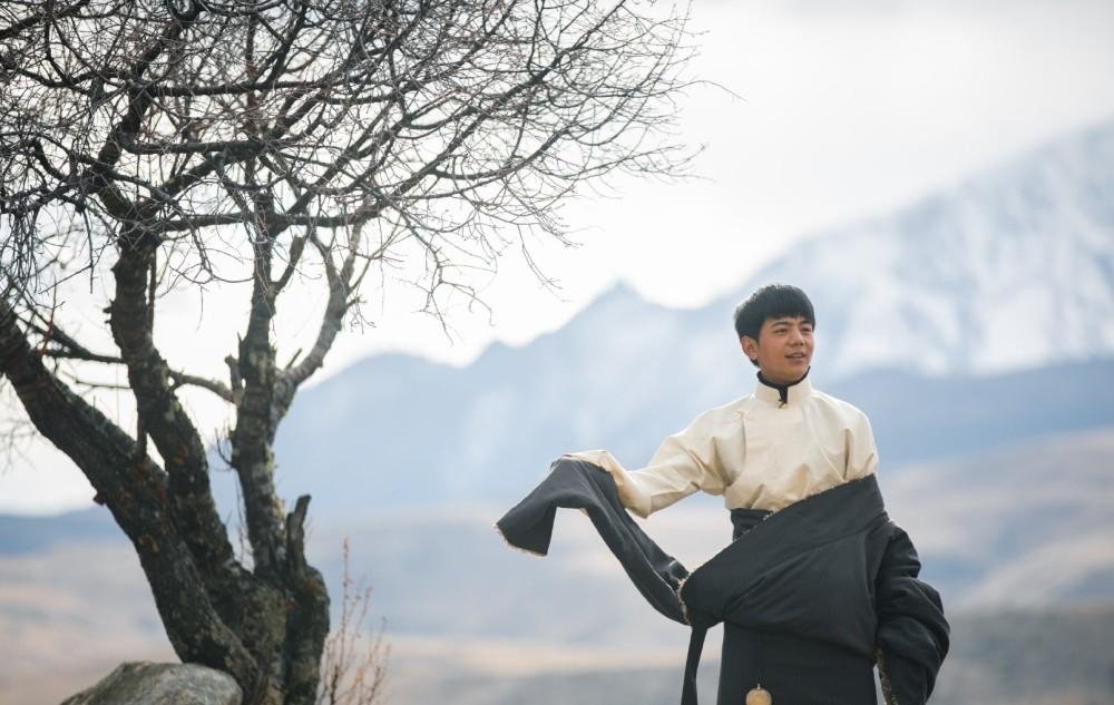 丁真客串出演电影,丁真为何会引起大众的广泛关注?