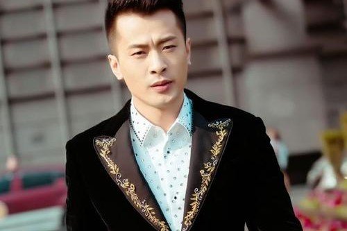 辛巴公司被粉丝拉横幅讨公道，他究竟“害”了多少人？