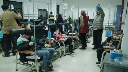 广州高校发烧腹泻人数已达315人，是什么原因导致的？