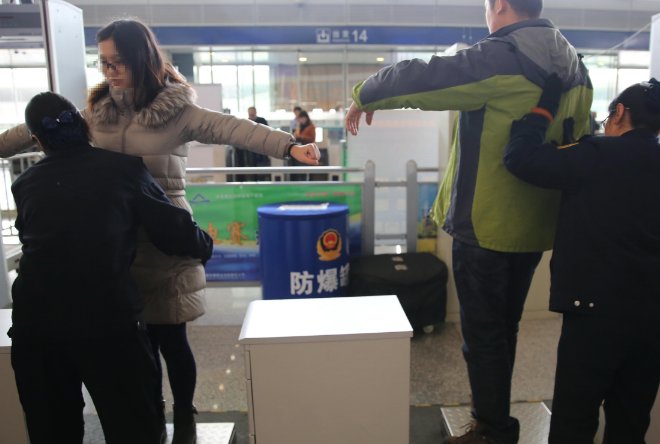 石家庄地铁通报安检员打乘客，涉事保安得到了什么处罚？