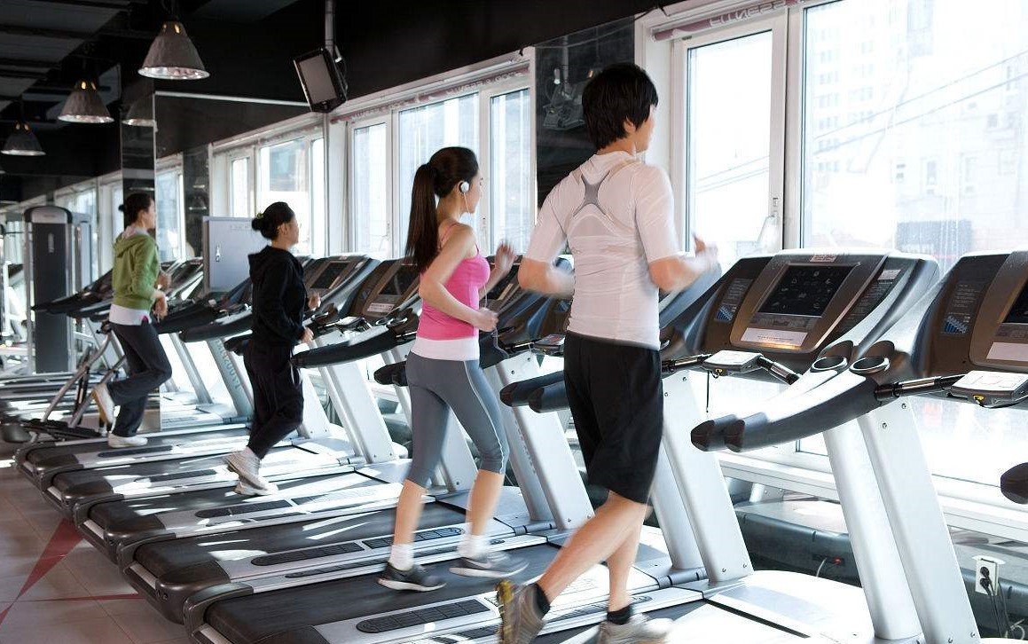都说用跑步机跑步会伤膝盖，为什么？要是在跑步机上快走是不是就不会伤了？