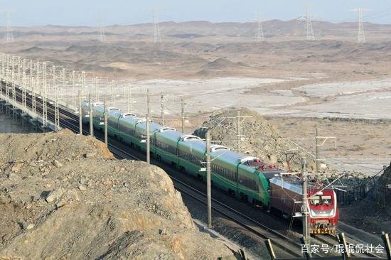 兰新铁路发生列车撞人事故，导致9名施工人员死亡，谁来为他们的死负责？