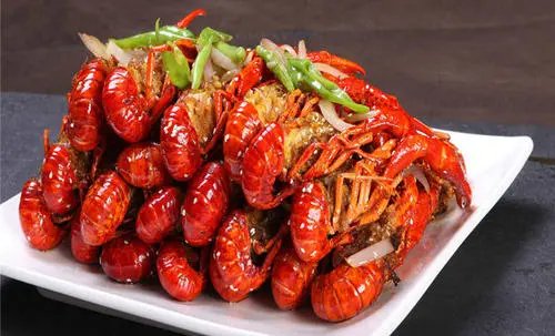 男子点一盘龙虾，吃着吃着龙虾竟动了，它的生命力有多旺盛？