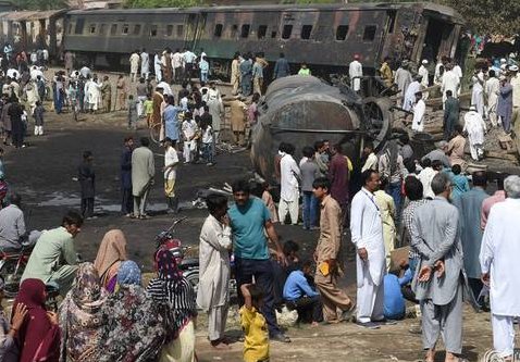 火车与油罐车相撞是怎么回事？