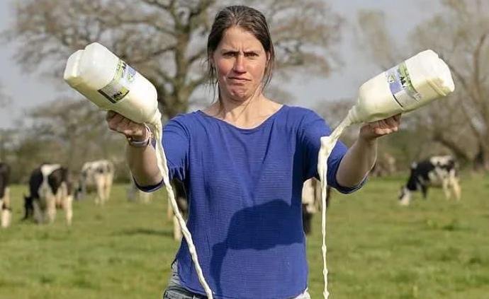 你如何看待英国奶农或将被迫倒掉牛奶这件事?