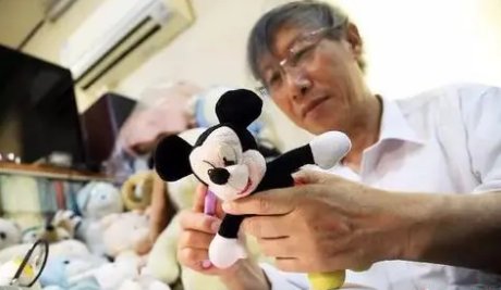 上海的退休老人开娃娃诊所修复上千玩偶，他身上有哪些可贵品质？