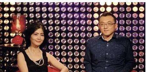 51岁阿姨参加《非诚勿扰》相亲,被34岁小伙牵走,两人现状成如何?