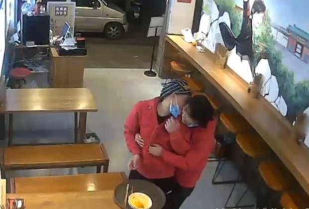 成都餐馆情侣员工秀恩爱被拍下，老板“重罚”必须结婚，对此你有何看法？