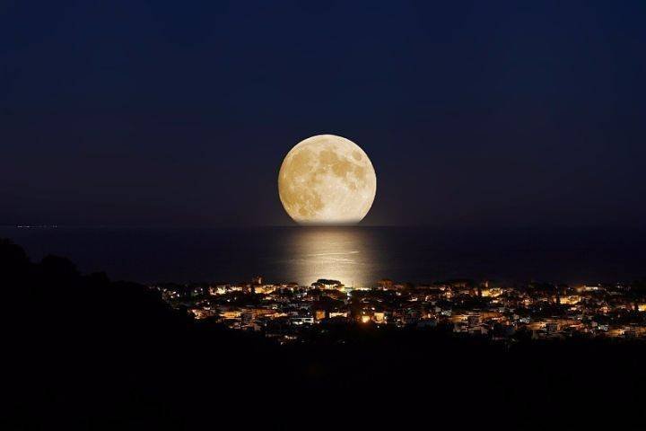 今夜月亮消失了英语怎么翻译?