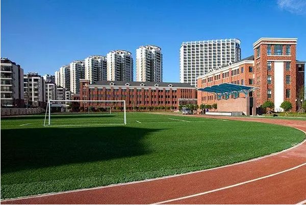 全封闭学校在哪里？
