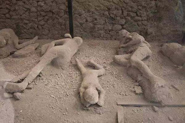 庞贝古城发现2000年前人类遗骸，他们死于什么灾难？