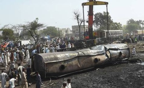 火车与油罐车相撞是怎么回事？