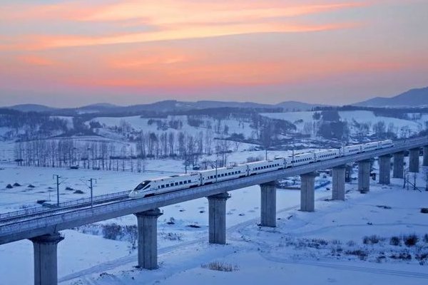 内蒙古通辽的火车“破雪”前行,你如何评价火车这一行为?