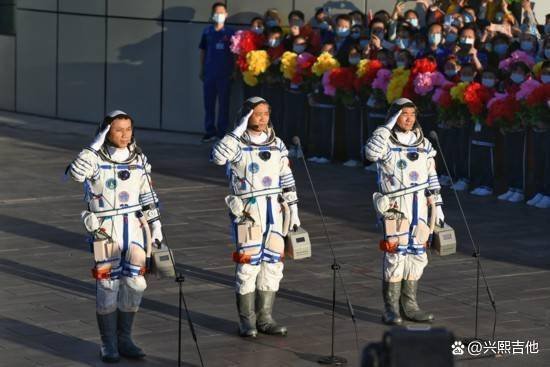 神十四3名航天员领命出征，现场高唱《歌唱祖国》，你对这一幕有何感触？