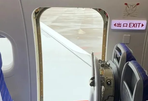 巴西一载12人飞机飞行时舱门故障自动打开，机组人员作何应对？