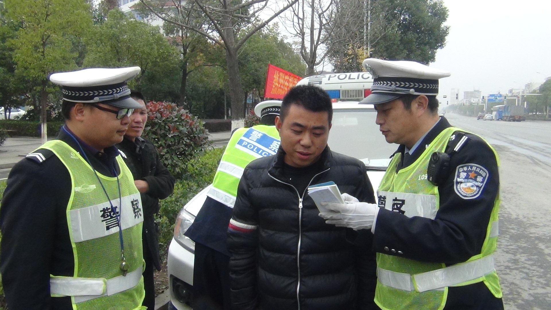 交警穿警服吃早餐被举报，网友称理解，生活中的交警到底有多辛苦？