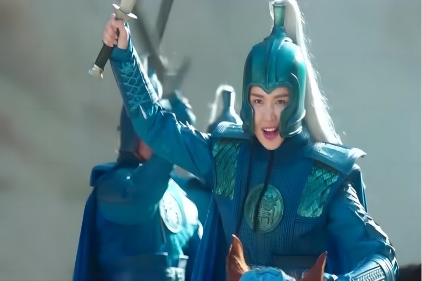 威风凛凛 的意思