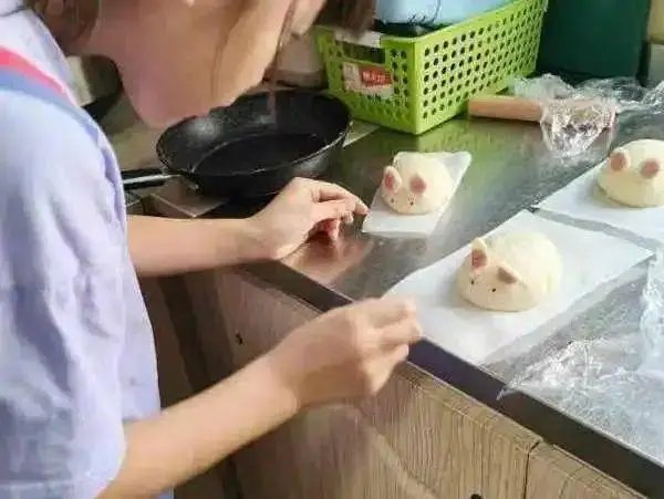 临近开学，杭州9岁女孩成天钻研厨艺，孩子妈妈为何却很发愁？