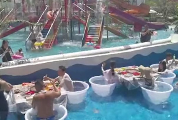 重庆游客坐冰桶里吃火锅，为何会有这种吃法？