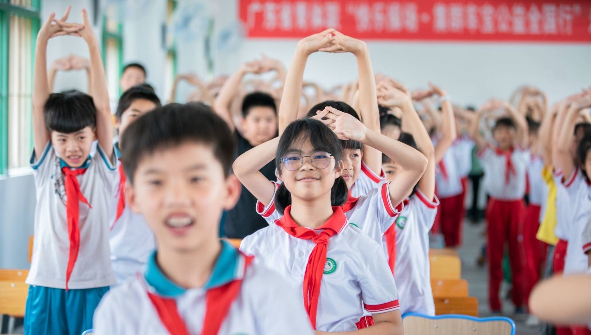 云南一男孩被铁链套脖锁树旁，这个男孩为何会受到此待遇？