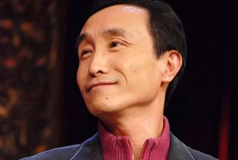 冯潇霆恼羞成怒批巩汉林球盲，人民网9字点评此事，这9个字是什么？