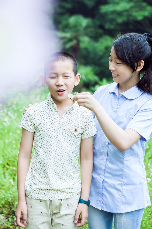 山西一女子婚后回门被弟弟一把抱起转圈圈,这样的亲情你羡慕了吗?
