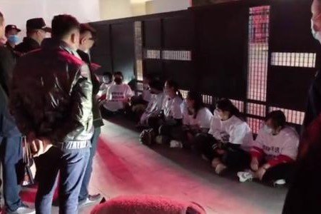 辛巴公司被粉丝拉横幅讨公道，他究竟“害”了多少人？