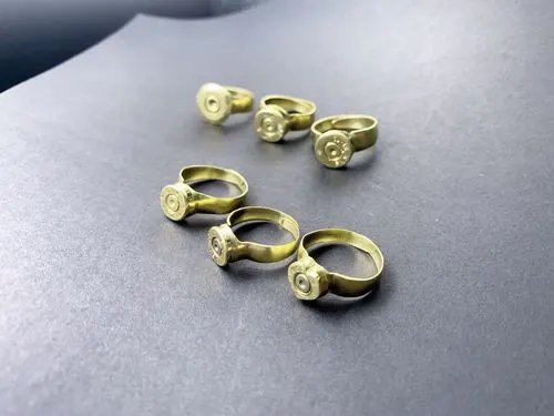 退伍军人用子弹壳做戒指送给奶奶！这样的礼物有怎样的意义呢？