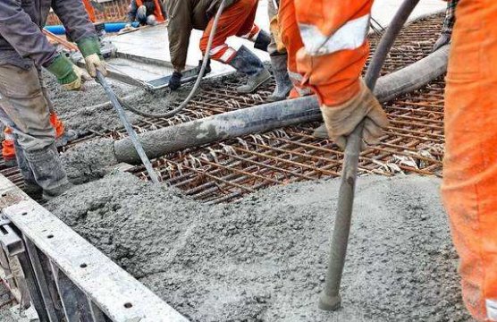 梁板混凝土浇筑时用插入式振动棒振捣有什么要求。