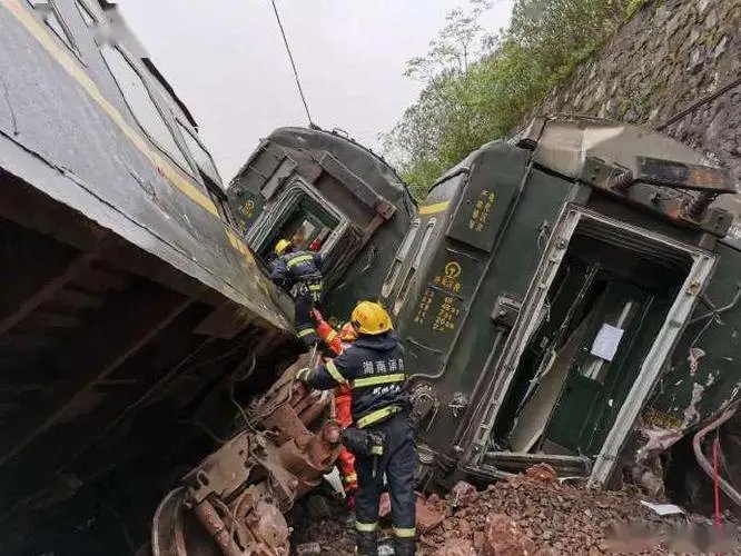 甘肃发生脱轨坠桥事故，致3人死亡1人重伤，事发时的情况有多惊险？