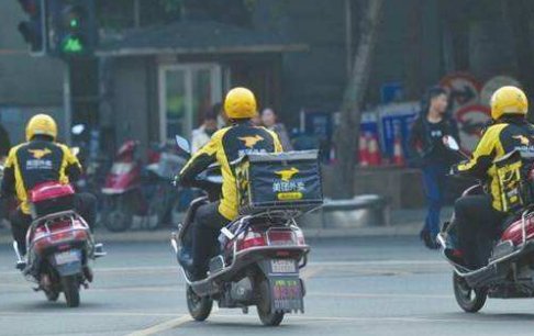 安徽一司机肇事逃逸被外卖小哥劝回，现场发生了什么?