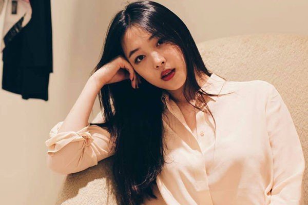 宋茜抵达韩国参加雪莉葬礼,为何说她两年经历了两场生离死别?