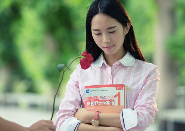 女孩经常去酒吧代表什么心理