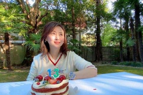 翁虹13岁女儿颜值高，高鼻梁大眼睛，还有一股“混血风”，你觉得呢？