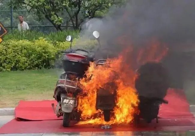 杭州涉事电瓶车商家首发声，经营7年未发生过起火，此事究竟是谁之过？