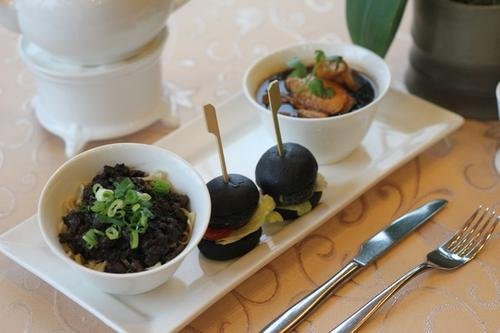 长春一餐馆被举报给顾客吃剩菜,饭店这么做合适吗?