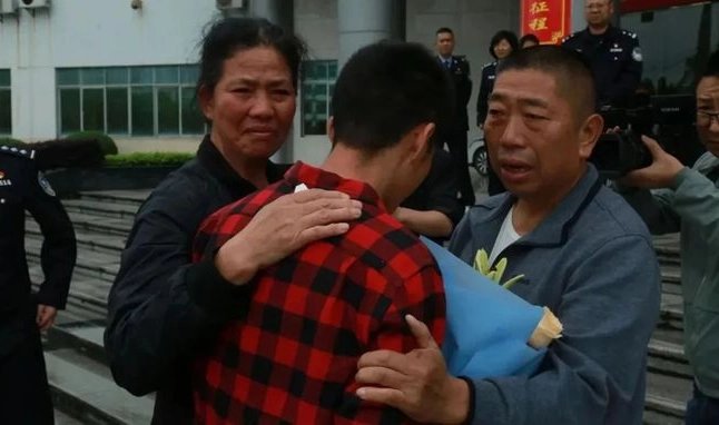 四川男子寻回被拐儿子后又送回养父家，孩子为何不愿和亲身父母一起生活？